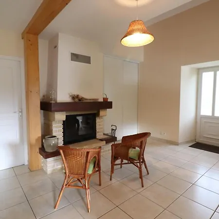 Maison De Caractere Avec Cheminee, Terrasse Et Jardin, Au Coeur Des Volcans D'auvergne - Fr-1-742-189 Holiday home *